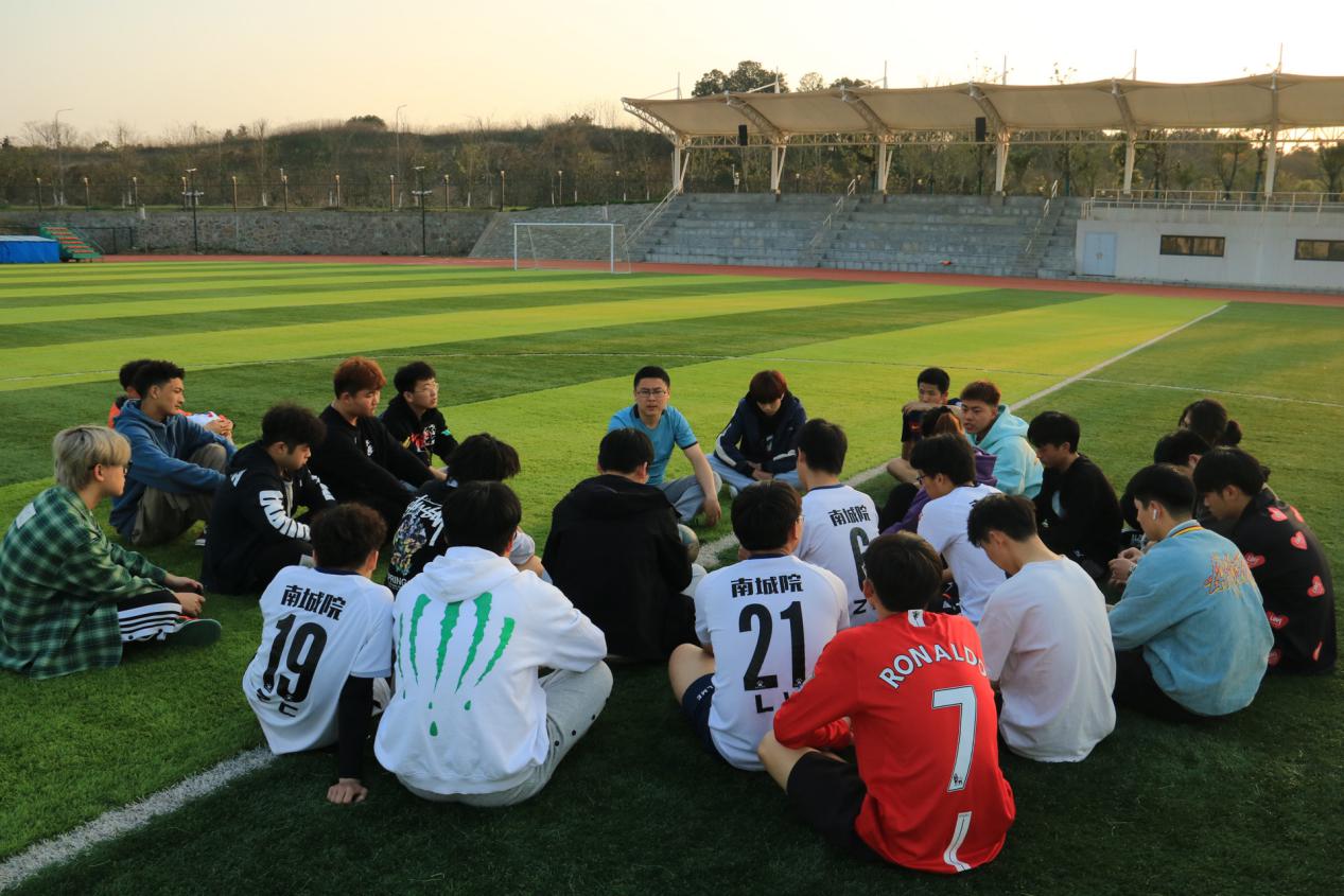 我校足球社召开本学期首次例会